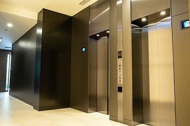 【エレベーターホール】エレベーターは、合計4基ございます。低層階用2基、高層階用2基となっています。