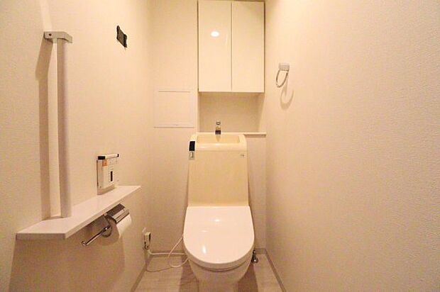 【トイレ】白を基調とした清潔感のあるお手洗いです☆上部戸棚有ですっきりと整理できます☆