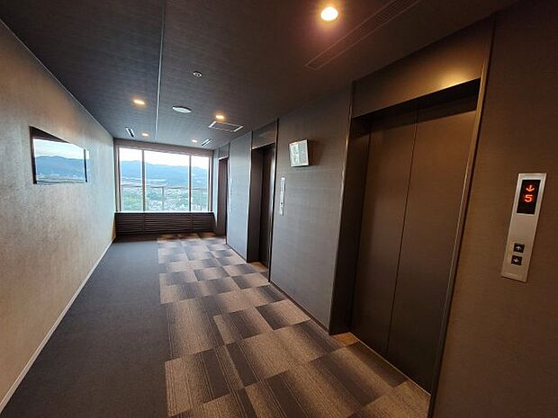 【エレベーターホール】落ち着いたモダンな空間です。エレベーターは全部で6基ございます！
