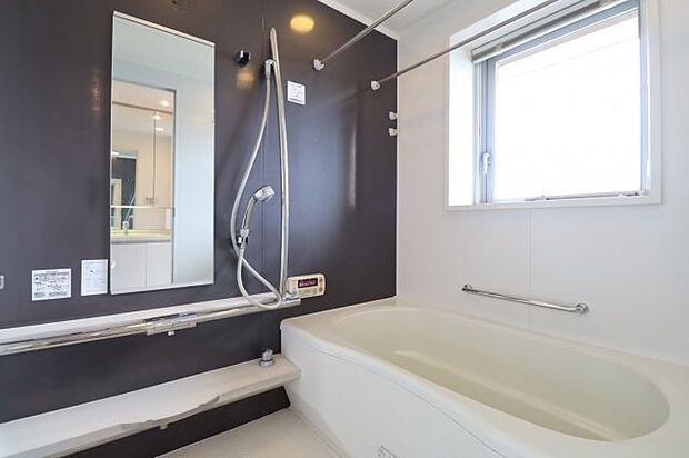 【浴室】使い勝手の良いダブルカウンターを採用。水はけのいいカラリ床仕様で使用後短時間で床が乾きます。