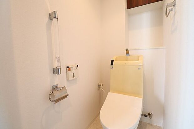 【トイレ】手すりがあるため立ち上がる際の補助があり安全です☆吊戸棚もあり見えない収納ができます！