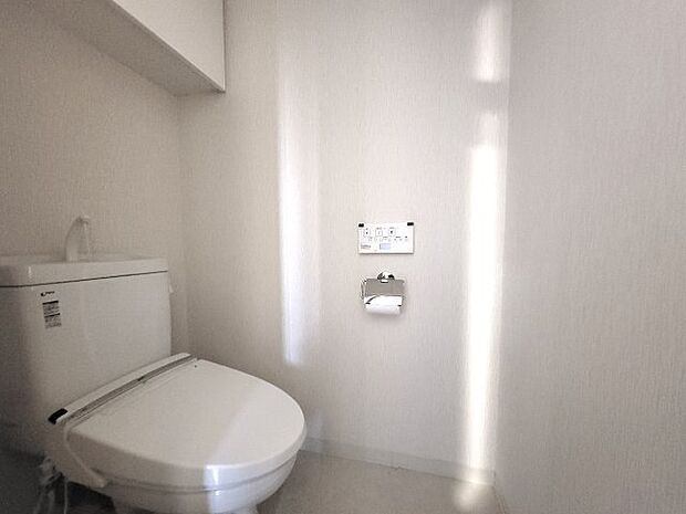 【トイレ】吊戸棚収納付きのトイレです。