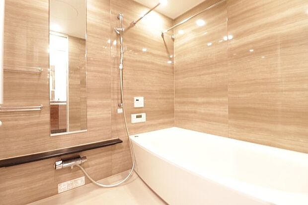 【浴室】明るい色の木目調のデザインとなっております！ゆったりとした浴槽でお寛ぎ頂けます！