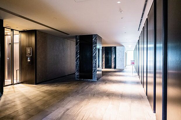 【共用部分】エレベーターホール前の共用スペース。光と影のコントラストが美しい、ホテルライクな内装！