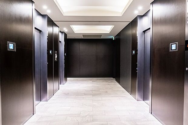 【エレベーターホール】白と黒を基調としたクールなエレベーターホールです！