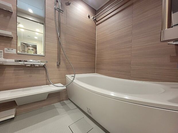 【浴室】木目調の壁から温かみを感じられるデザインとなっております☆