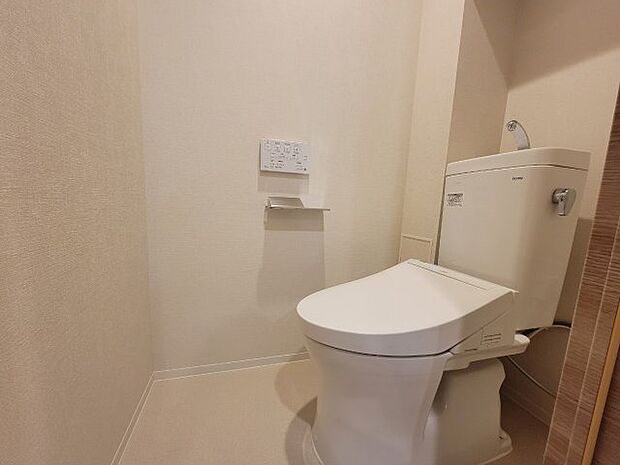 【トイレ】白を基調としたデザインで清潔感があります！上部には収納もありすっきりと整理できます！
