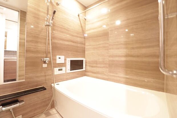 【浴室】明るい色の木目調のデザイン◎ゆったりとした浴槽でお寛ぎ頂けます！