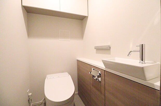 【トイレ】ホテルライクな内装で、お洒落なインテリアを置いて素敵な空間を演出できます◎