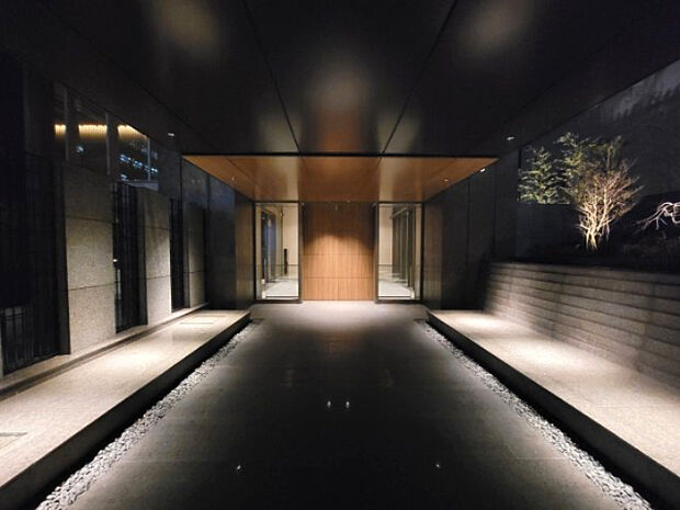 【エントランス入口】大阪の水景をモチーフにデザインされたプロムナード。夜になると一層幻想的な表情に。