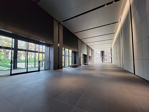 【グランドエントランスホール】現代的な美術館をも思わせる、落ち着きと気品あふれる壮大な空間です！