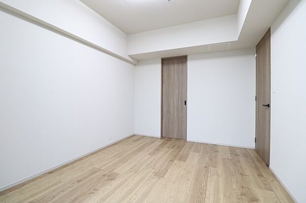 【洋室（1）】明るい色の木調の床はナチュラルな雰囲気が感じられます☆