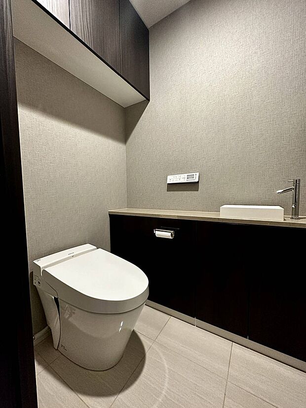 【トイレ】ロータンクトイレはスタイリッシュなだけでなく節水にもつながります◎うれしい手洗いカウンターつき！