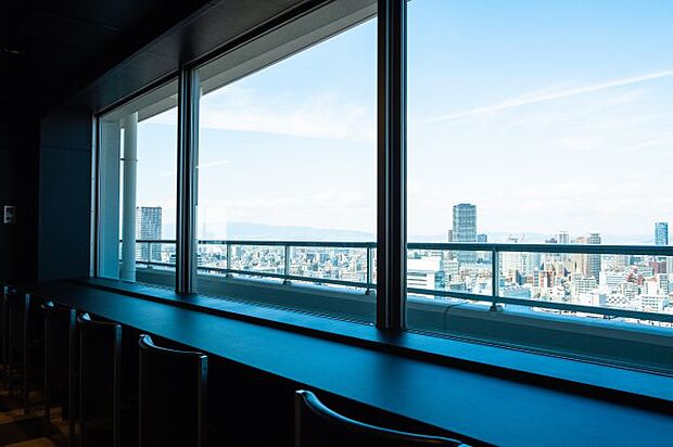 【ビューラウンジ】ラグジュアリーホテルのようなラウンジから見渡す、梅田・中之島方面の美しい眺望！