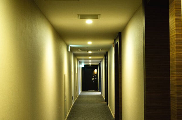 【共用廊下】ホテルライクな内装です。外からの視線が届かない、安心の内廊下設計！天候に左右されず安全！