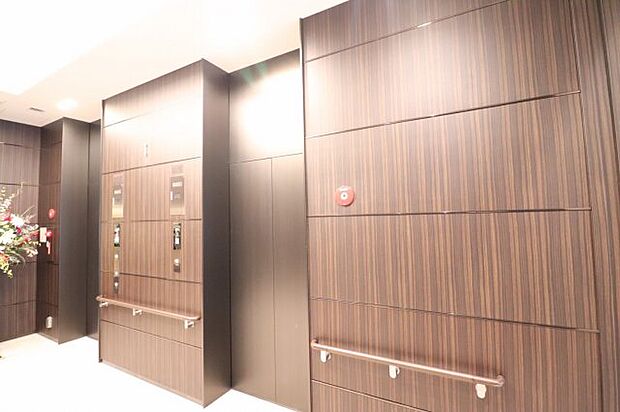 【エレベーターホール】2基のエレベーターがスムーズにお部屋までご案内します!!