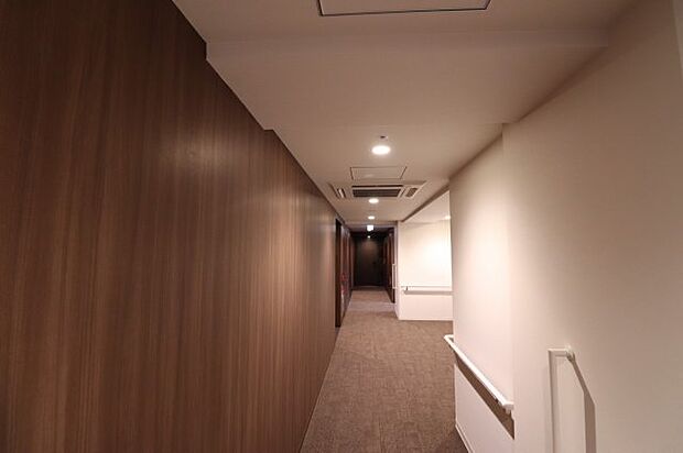 【共用廊下】エアコン完備の内廊下仕様です!!シティホテルのような上質な内装です。