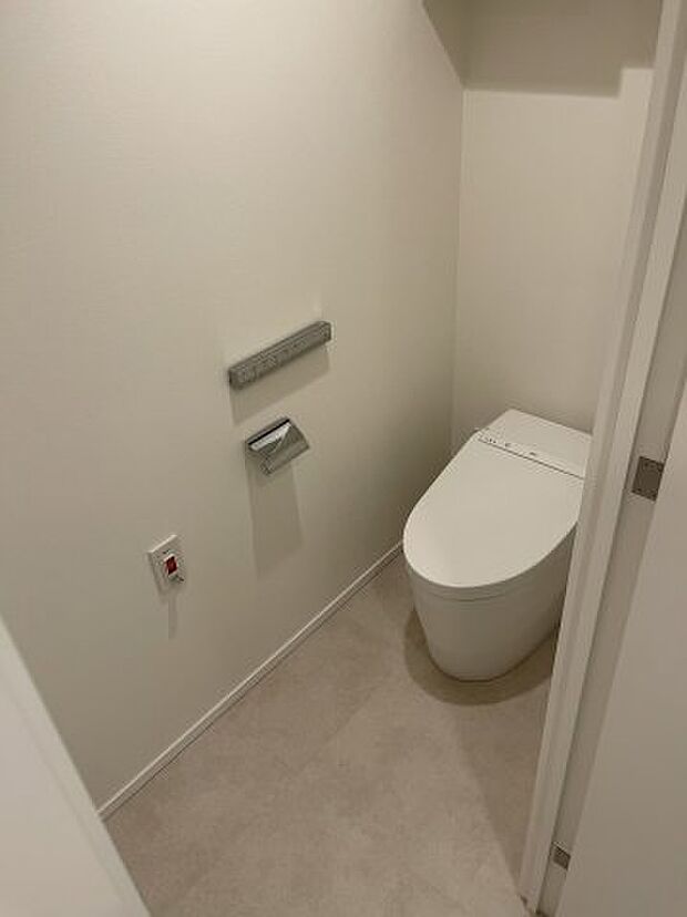 【トイレ】白で統一された清潔感のあるデザイン！タンクレストイレでスタイリッシュです！