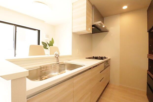 【キッチン】明るい色の木調のデザインとなっております！食洗器付きで家事効率アップ◎