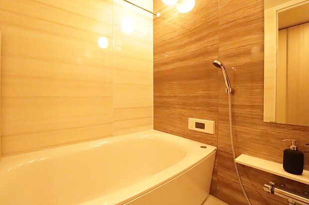 【浴室】1317サイズの浴室です。木調の壁がオシャレで温かみが感じられます！