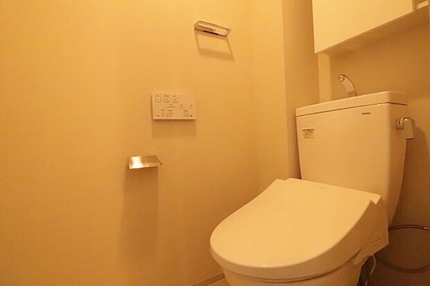 【トイレ】温かみの感じられる色合いの照明です☆清潔感のある内装となっております☆