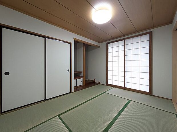 リビング横の和室。畳は吸湿性もあり、高温多湿の日本の気候にぴったりで、7割以上は和室がある家に住みたいというデータも！