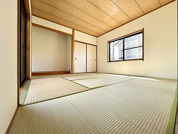 和室は畳張替えを行っており綺麗な仕上がりです！洗濯物をたたむスペース等様々な用途で使えます♪