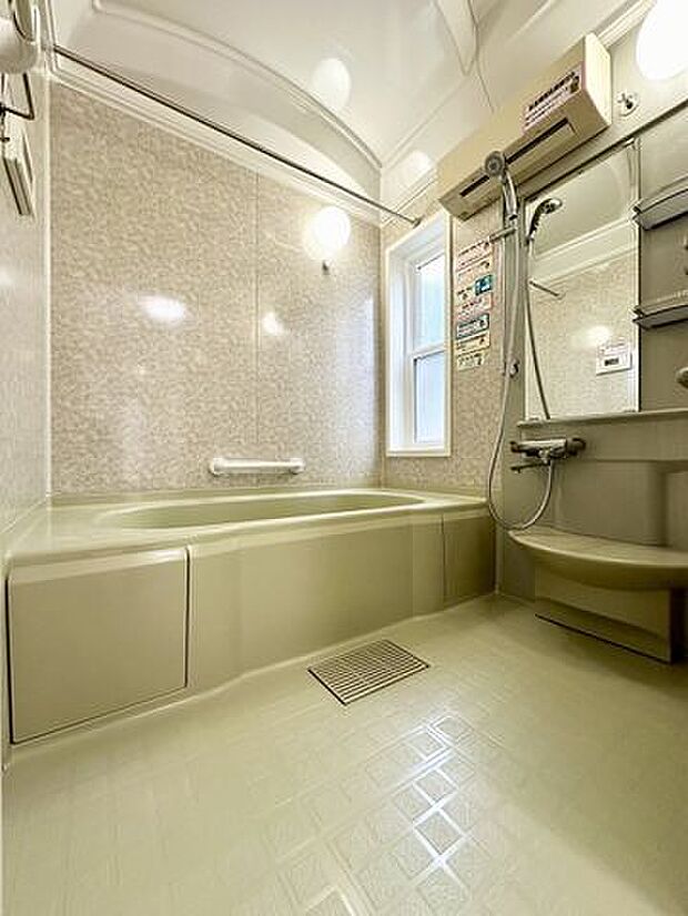 広々した空間の浴室です！浴槽は広く足を延ばしてゆっくりと湯船につかることができます♪