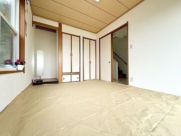 玄関を入ってすぐの和室です！畳の表替え等行っており綺麗に仕上がっています♪