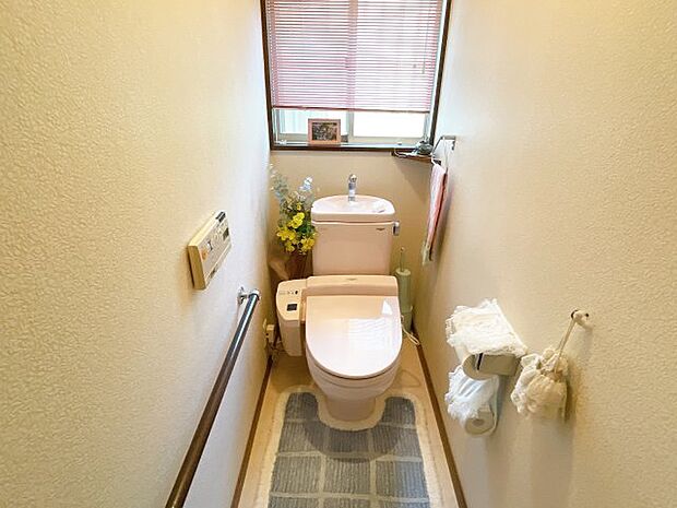 ウォシュレット機能付きのトイレは、清潔感のあるホワイト色での施工となっております。縦に長い窓で閉塞感がありません。後ろのカウンターでインテリアも楽しめそうです。