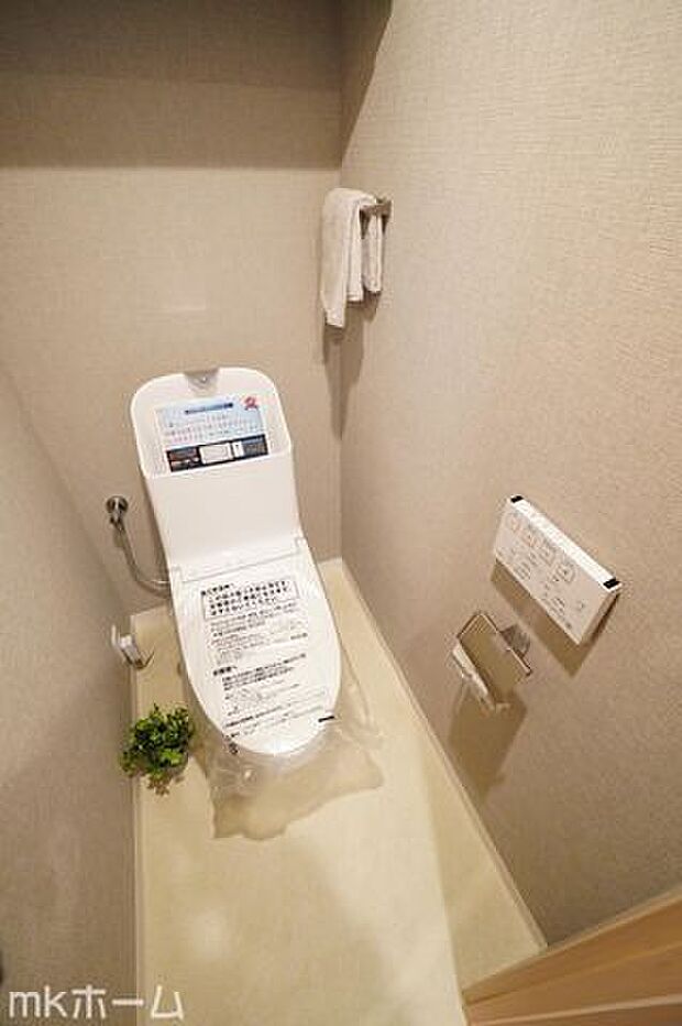 温水洗浄便座付きのトイレです！設備は新品に交換済みですので気持ちよくお住まい頂けます！