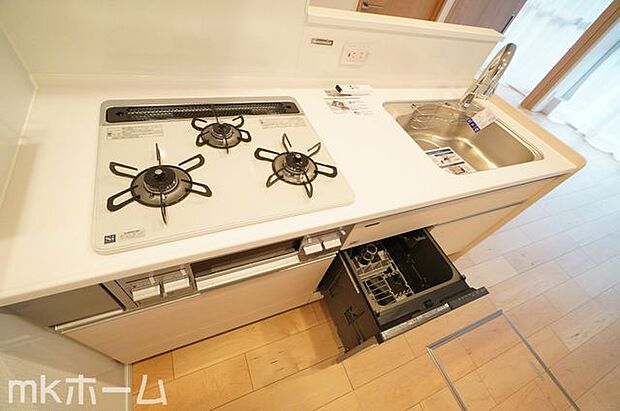 食洗機付きのシステムキッチンは収納も豊富！散らかりがちなキッチンも大容量の収納でスッキリ片付きます！