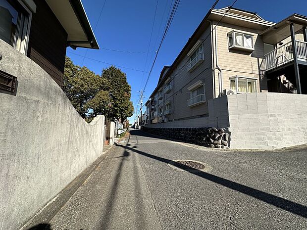 前面道路は車通りも少ないので安心です！