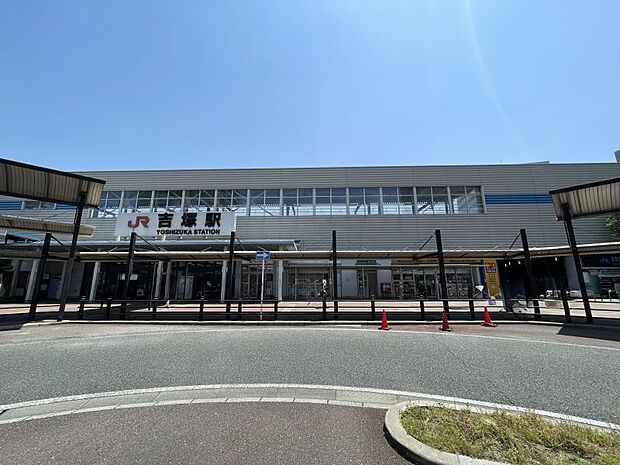 篠栗線 「吉塚」駅　徒歩約14分　1056ｍ　博多駅から一駅と近く、鹿児島本線と福北ゆたか線が乗り入れているJRの駅です。