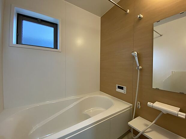 浴室には窓を完備しており、定期的に空気を入れ替えることができるので日々のお掃除も楽々です♪