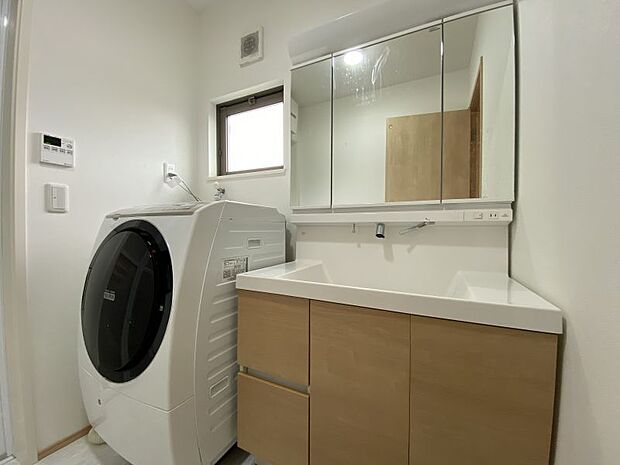収納スペースが豊富な洗面化粧台。タオル類から掃除道具まですっきりしまっておくことができます。