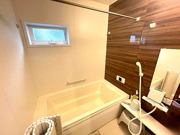 浴室には窓を完備しており、定期的に空気を入れ替えることができるのでお掃除も楽々です◎