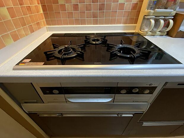 システムキッチンは3口コンロで複数のメニューを同時に作ることができ、効率よくお料理ができます。