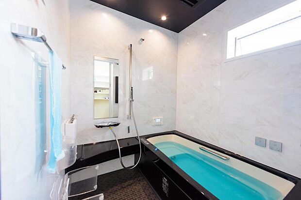 広々とした浴室には窓がついており、換気ができるのでお掃除も楽々です。