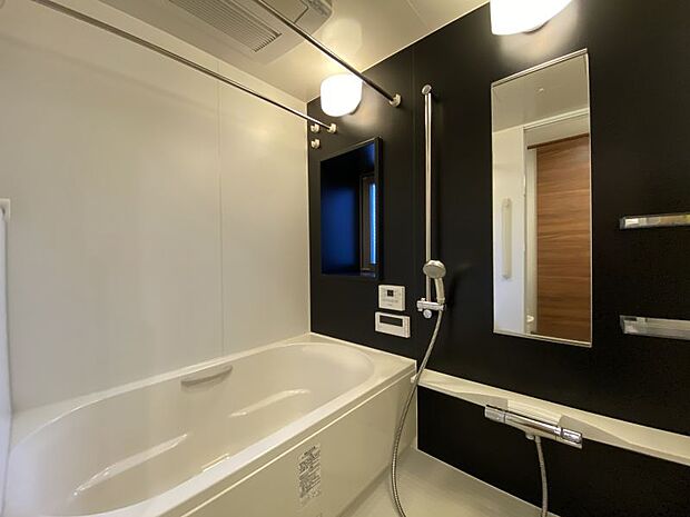 角部屋につきマンションでは珍しい浴室に窓を完備しております。換気がしっかりできお掃除も楽々です♪