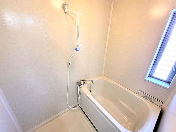 小窓付の浴室。自然換気も可能です。