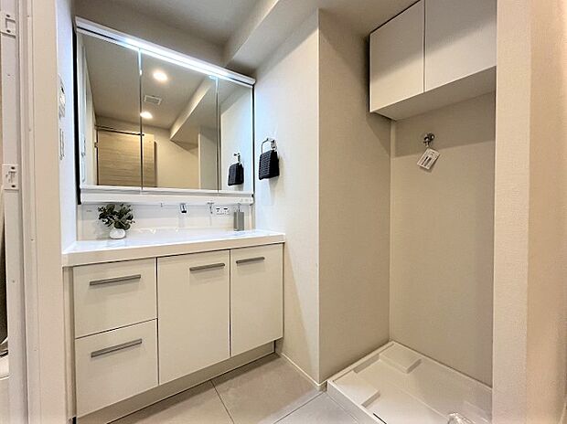 大きな鏡と収納を兼ね備えた洗面所です。洗面スペースはクリーンな明るいホワイトが印象的。朝の身支度も快適スムーズに。髪のセットやメイクもストレスなくこなせ、朝から気分良く通勤通学に向かえそうですね！