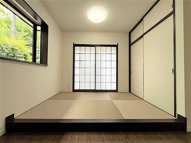 リビングと繋がる畳スペース。日本人に馴染み深く、落ち着く和モダン空間です。適度なクッション性があるため、赤ちゃんとの相性も○。硬く冷たいフローリングの上をハイハイするより、畳の上なら安心ですね。