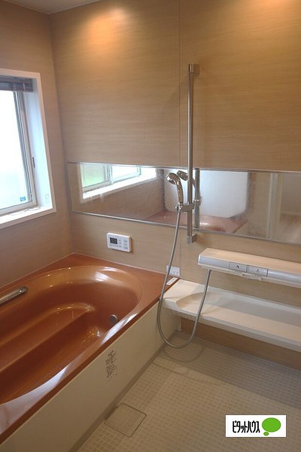 綺麗な茶色がおしゃれなバスルームは手すり付きで安全！