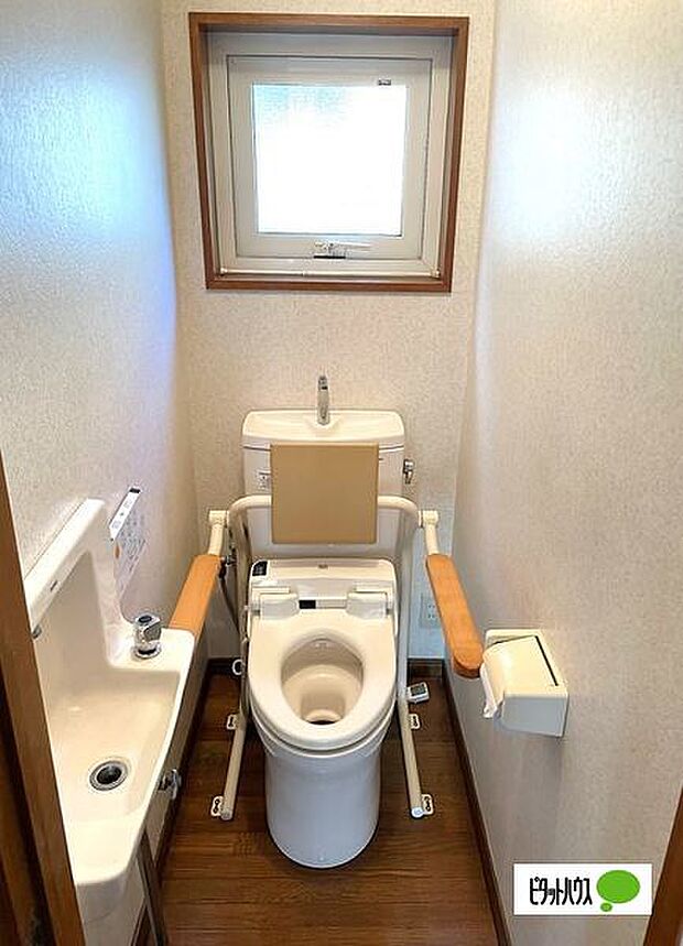 手洗いスペースや手すりが設置された清潔で安全なトイレ