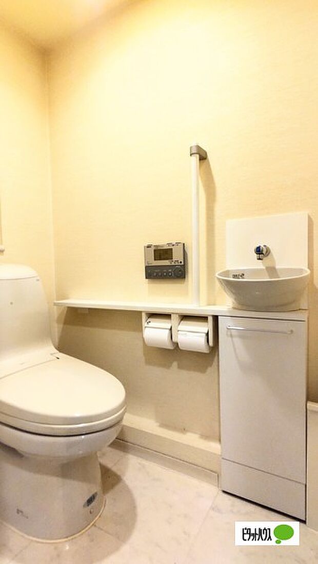 収納スペース付きの温水洗浄便座のトイレ
