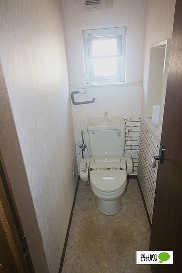 温水洗浄便座のトイレは飾り棚付きで収納もばっちり