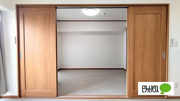 リビングと続き間の洋室は開け放してリビングを広く使うことも、仕切って個室として使うこともできます。
