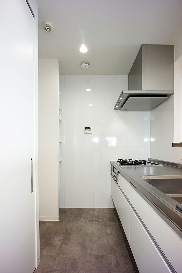 キッチンの背面収納は、大容量で電子レンジなどの家電製品を置くスペースもあります。