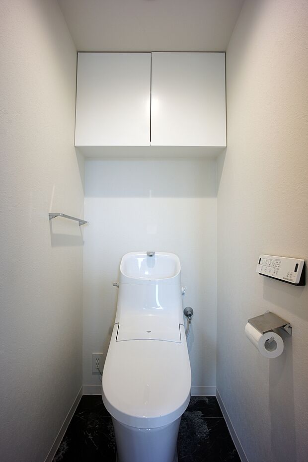 2019年トイレ新規交換。上部に収納があり、トイレットペーパーなどの小物を収納できます。